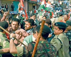 আরামবাগ আদালতে পুলিস-তৃণমূল খণ্ডযুদ্ধ