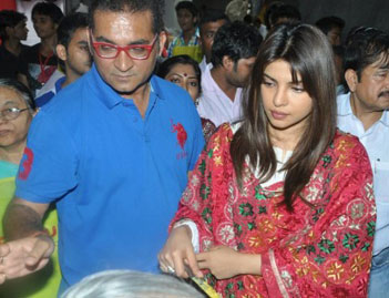অভিজিতের পুজোয় তারকার মেলা