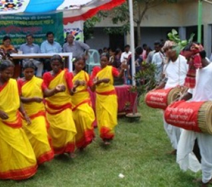 লোকশিল্পেও আমরা-ওরা