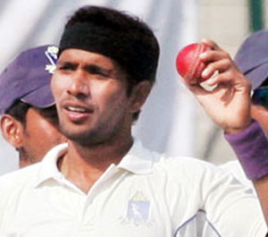 মোতেরায় সুযোগ পাচ্ছেন না দিন্দা, জানালেন ধোনি