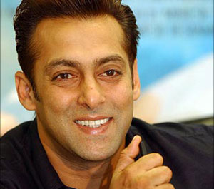 সলমনের পার্টিতে গান এন রোজেস
