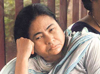 দলীয় কোন্দল মেটাতে ময়দানে মমতা