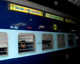 দুর্ঘটনা এড়াল দার্জিলিং মেল