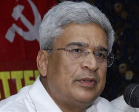 প্রণবের জয়ের দিনেও শাসক জোটকে কটাক্ষ কারাটের