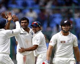 বেঙ্গালুরু টেস্টে ভারতকে এগিয়ে রাখলেন অশ্বিন