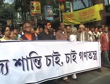 মৌন মিছিলে শান্তির দাবিতে পথে বুদ্ধিজীবীরা