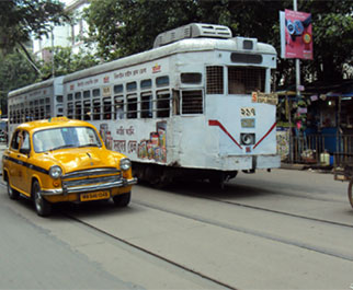 ট্রাম উঠে এল রাস্তায়, জখম মহিলা