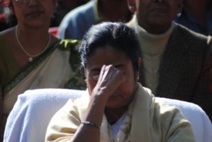শিলিগুড়িতে মুখ্যমন্ত্রীর সভার আগে ভাঙল মঞ্চ