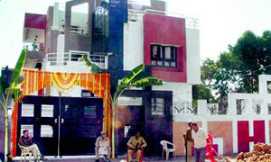 রাঁচিতে ধোনির বাড়িতে ছোঁড়া হল ঢিল, ভাঙল বাড়ির কাঁচ