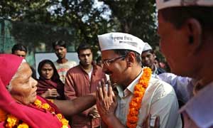 ঝাড়ুর ঘায়ে সাফ কংগ্রেস, রাজধানীর রাজনীতিতে চমকপ্রদ শুরু আম আদমির পার্টির, আলোচনার কেন্দ্রে সেই অরবিন্দ কেজরিওয়াল