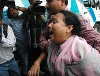 নিহত এসআই-এর বাড়িতে গেলেন সূর্যকান্ত মিশ্র