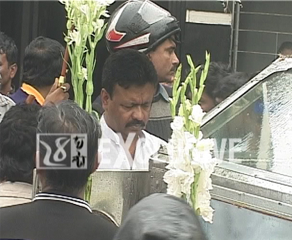 হিংসাশ্রয়ী রাজনীতিতে ইন্ধন দিতে নিহত দুষ্কৃতীর শেষযাত্রায় পা মেলালেন ববি