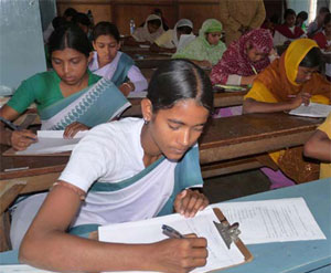 রাস্তায় উদ্ধার উচ্চমাধ্যমিকের প্রশ্নপত্র