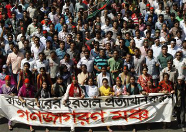 জামাতের হরতালের মধ্যেই হিংসা অব্যাহত বাংলাদেশে