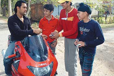 ধোনি মজে সিনেমা, বাইক আর ভক্তিতে