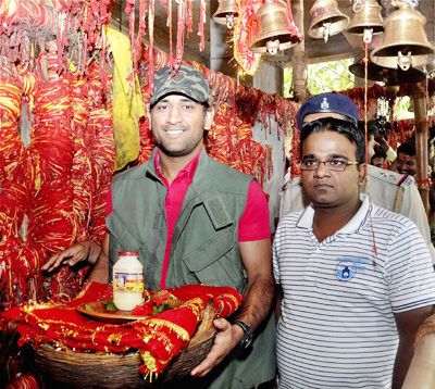 ধোনি মজে সিনেমা, বাইক আর ভক্তিতে