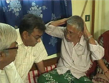 সুবিচারের আশায় রাজ্যপালের দ্বারস্থ নিহত ছাত্রনেতার পরিবার