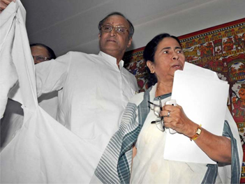 দিল্লিতে ছাত্র বিক্ষোভ, রাজ্যজুড়ে চলছে তৃণমূলের সন্ত্রাস