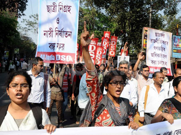 ডিএসওর আইন অমান্য কর্মসূচিতে পুলিসের লাঠি চার্জ