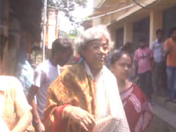 তৃণমূলের হাতে আক্রান্ত লোকসঙ্গীত শিল্পী স্বপ্না চক্রবর্তী