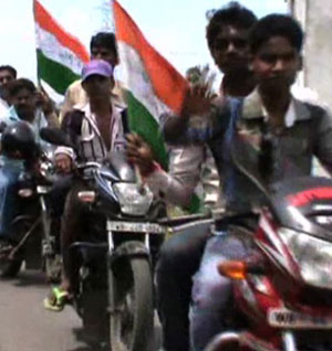 অব্যাহত বাইক বাহিনীর তাণ্ডব, কমিশনে নালিশ বামেদের