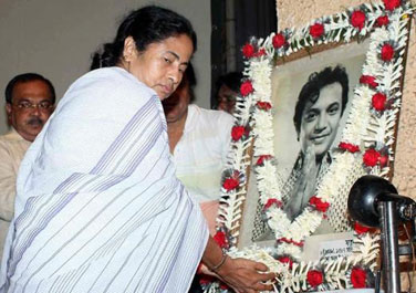 রক্তে ভিজছে রাজ্য, মুখ্যমন্ত্রী মেতে মহানায়কের প্রয়াণদিবসের অনুষ্ঠানে